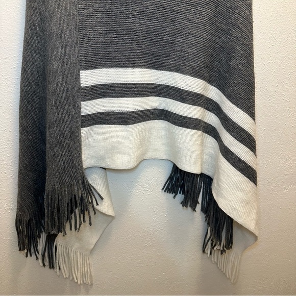 Loft Oversized Gray & White Poncho One Size - Picture 3 of 7